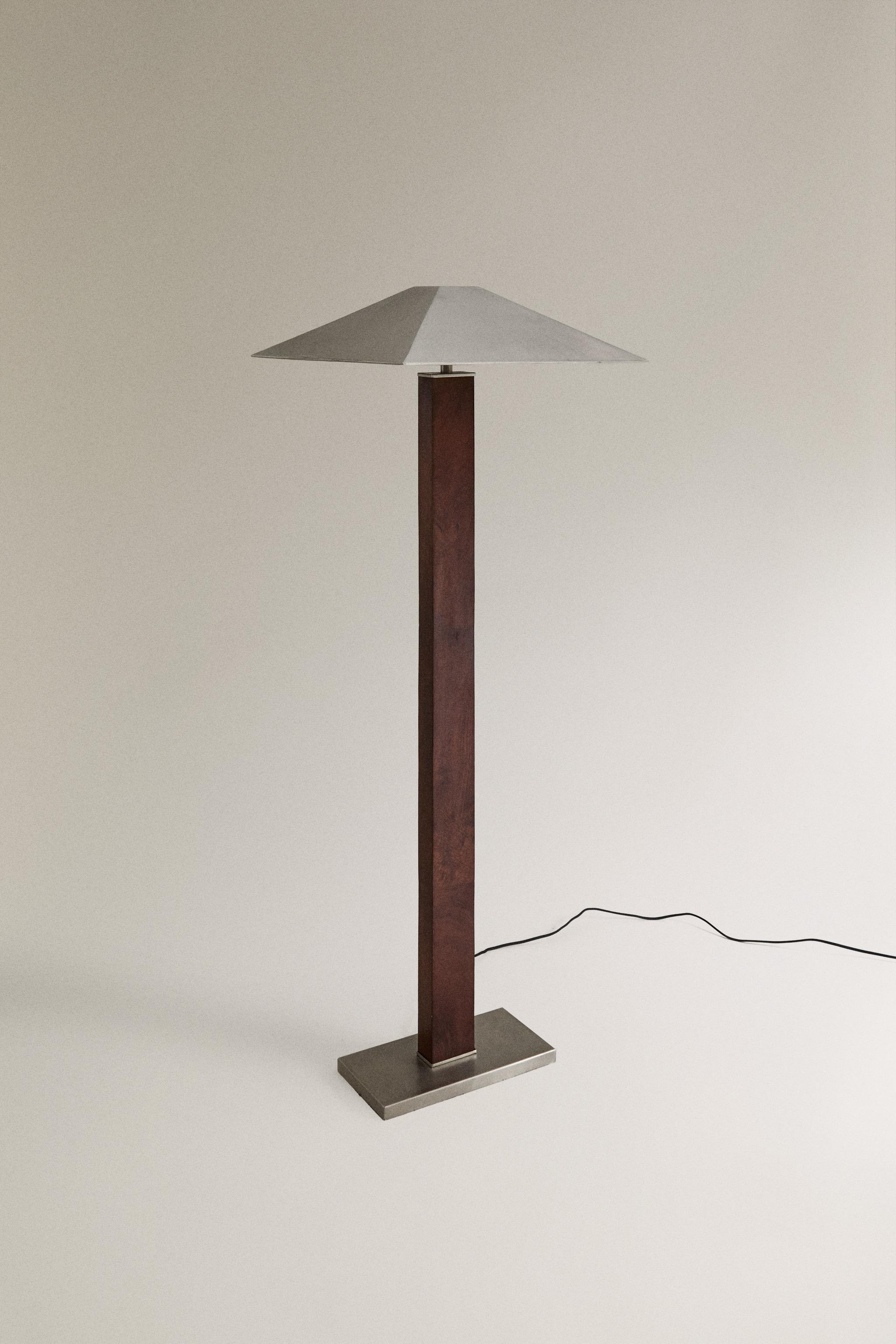 METAL AND WOOD STEM LAMP