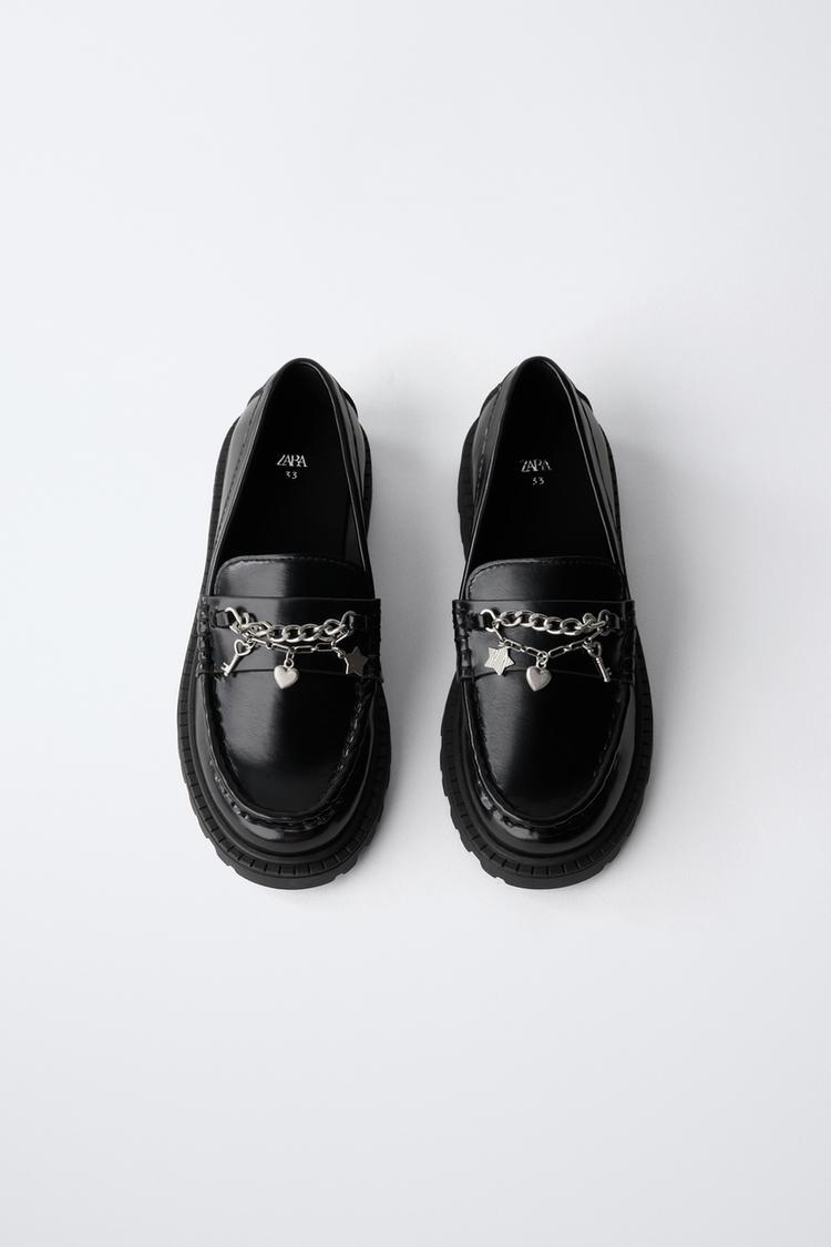 Mocasin charol charms