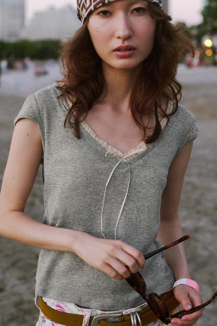 CONTRAST V-NECK T-SHIRT