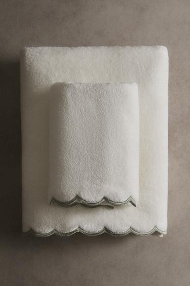 BATH TOWEL WITH SCALLOPED EDGE - Green by Zara