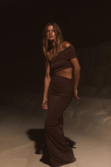 LANGES ASYMMETRISCHES KLEID MIT CUT-OUT - Braun von Zara