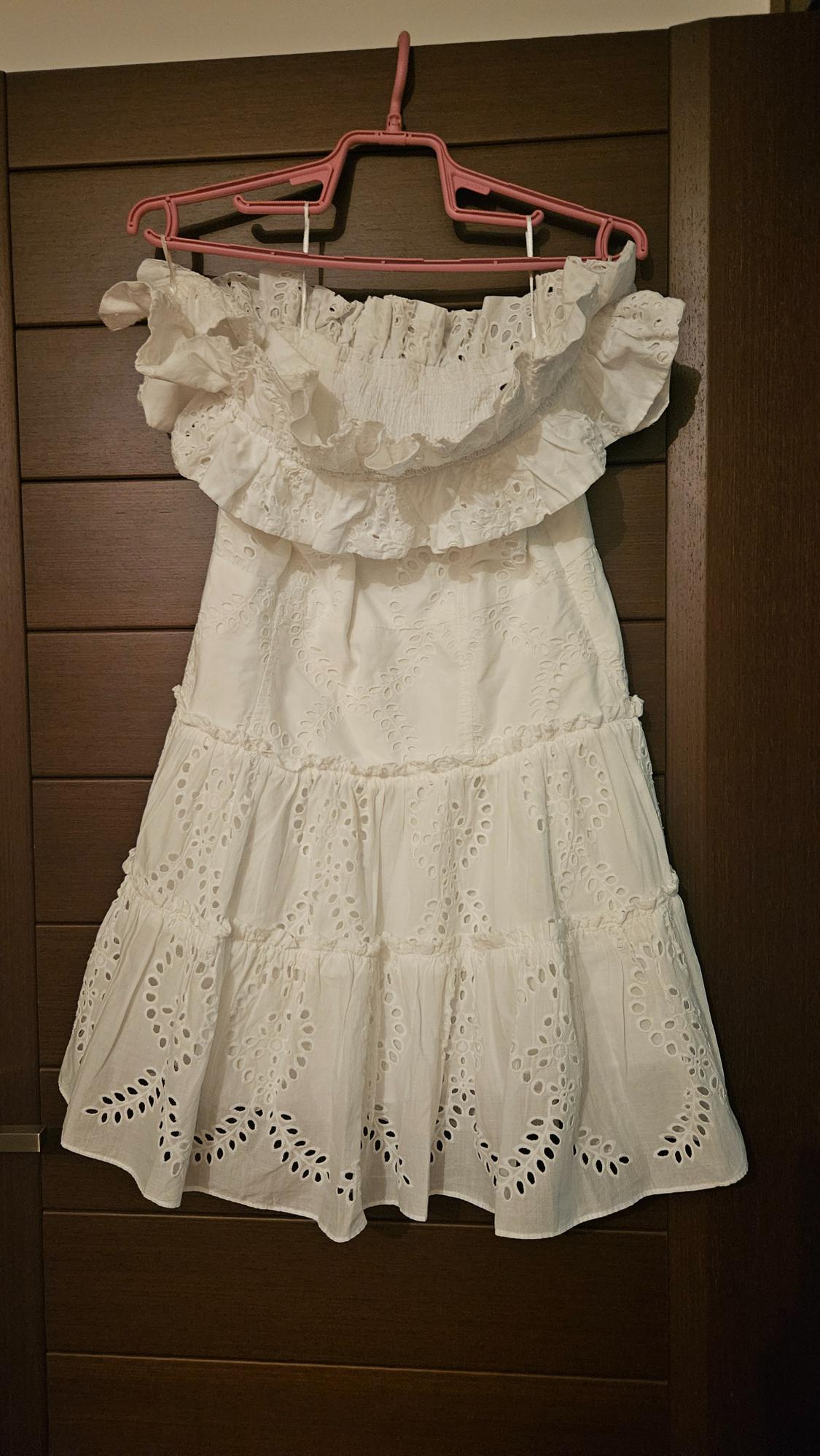 SHORT DRESS WITH EXPOSED SHOULDERS