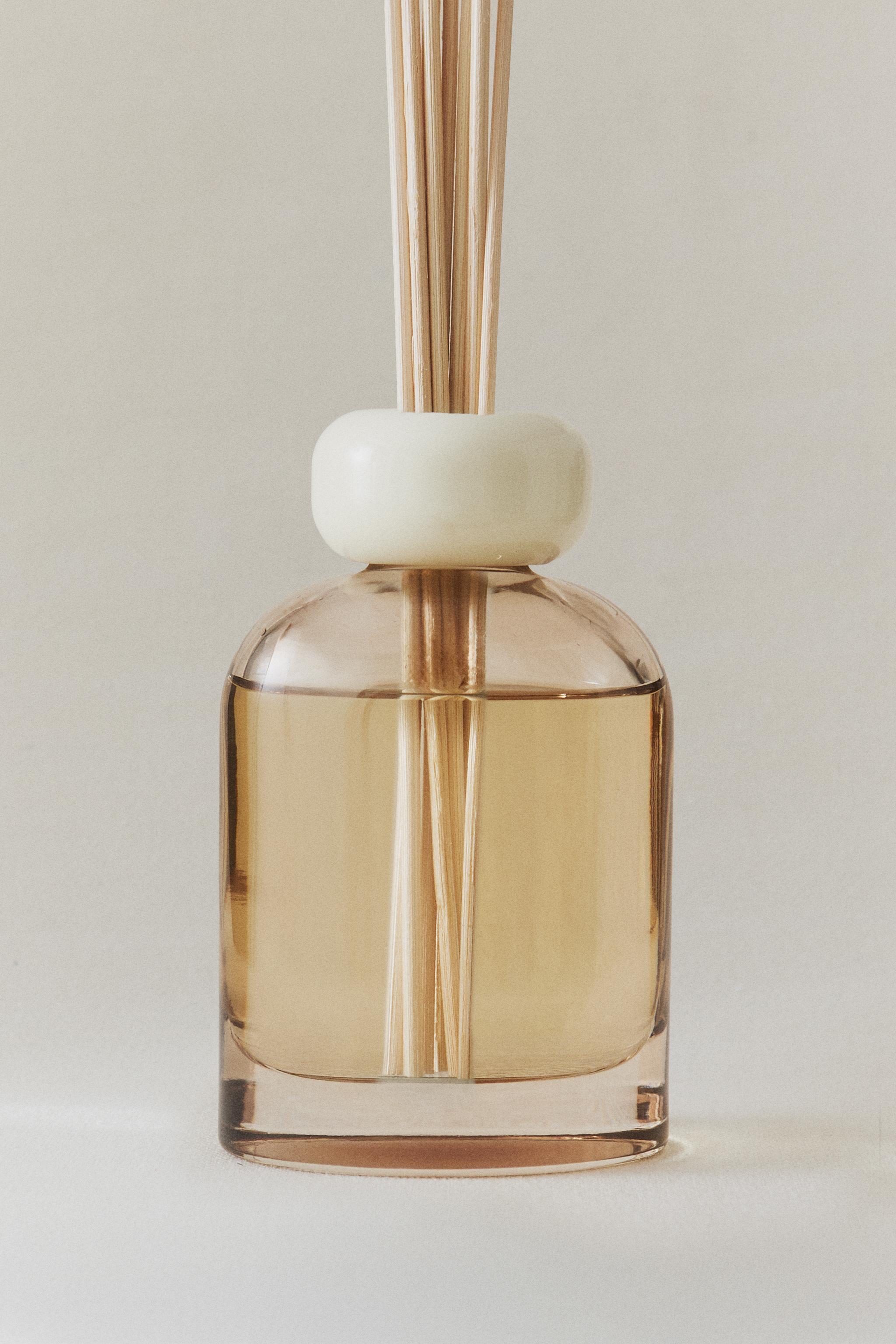 4.06 oz) JASMINE & MUSK SCENTED REED DIFFUSER - Light yellow