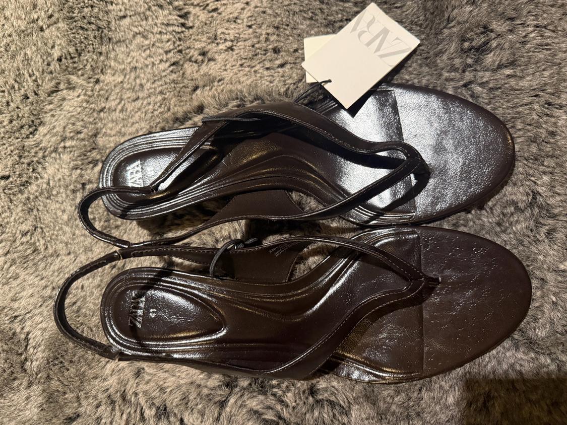METALLIC HEEL STRAPPY SANDALS - Image 2