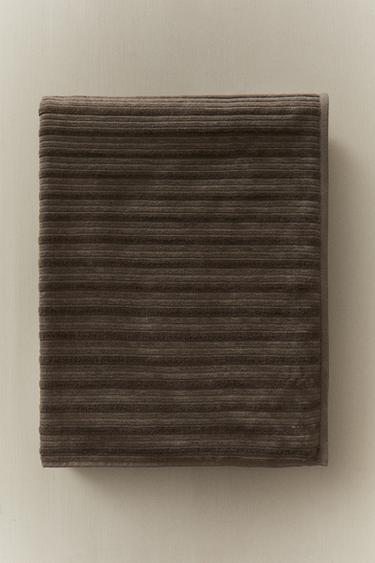 TEXTURED STRIPED VELOUR BATH TOWEL - Dark mink by Zara