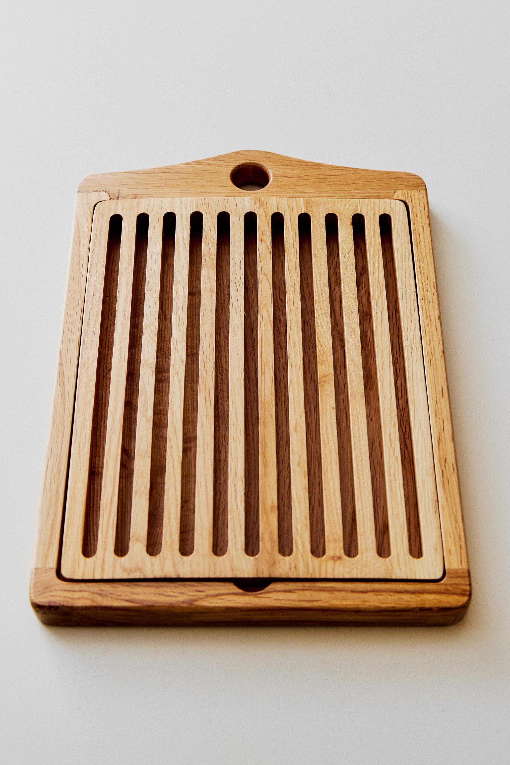 OAK BREAD CUTTING BOARD