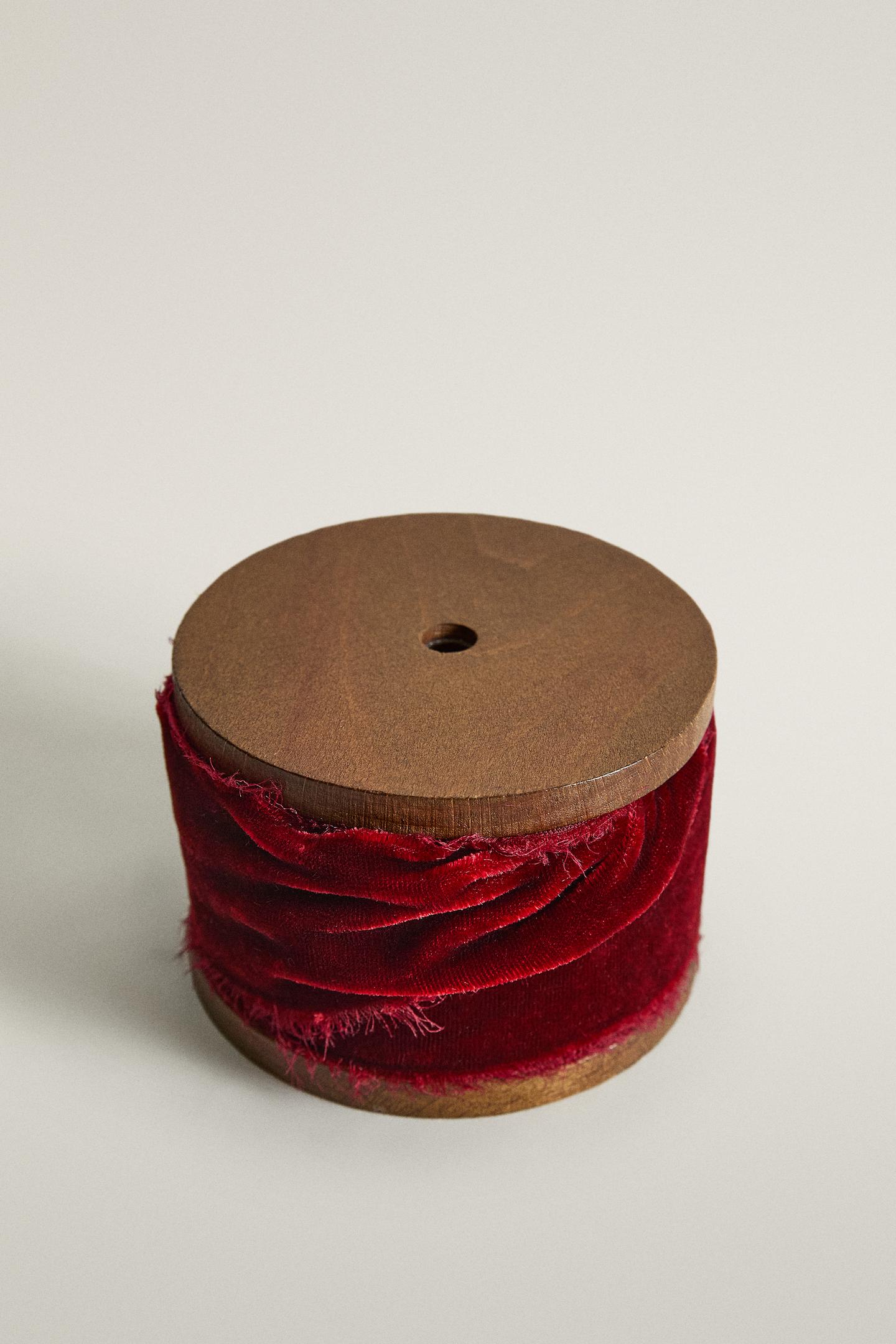 Zara Frayed Velvet Christmas Gift Ribbon, цвет: Красный — фото 1