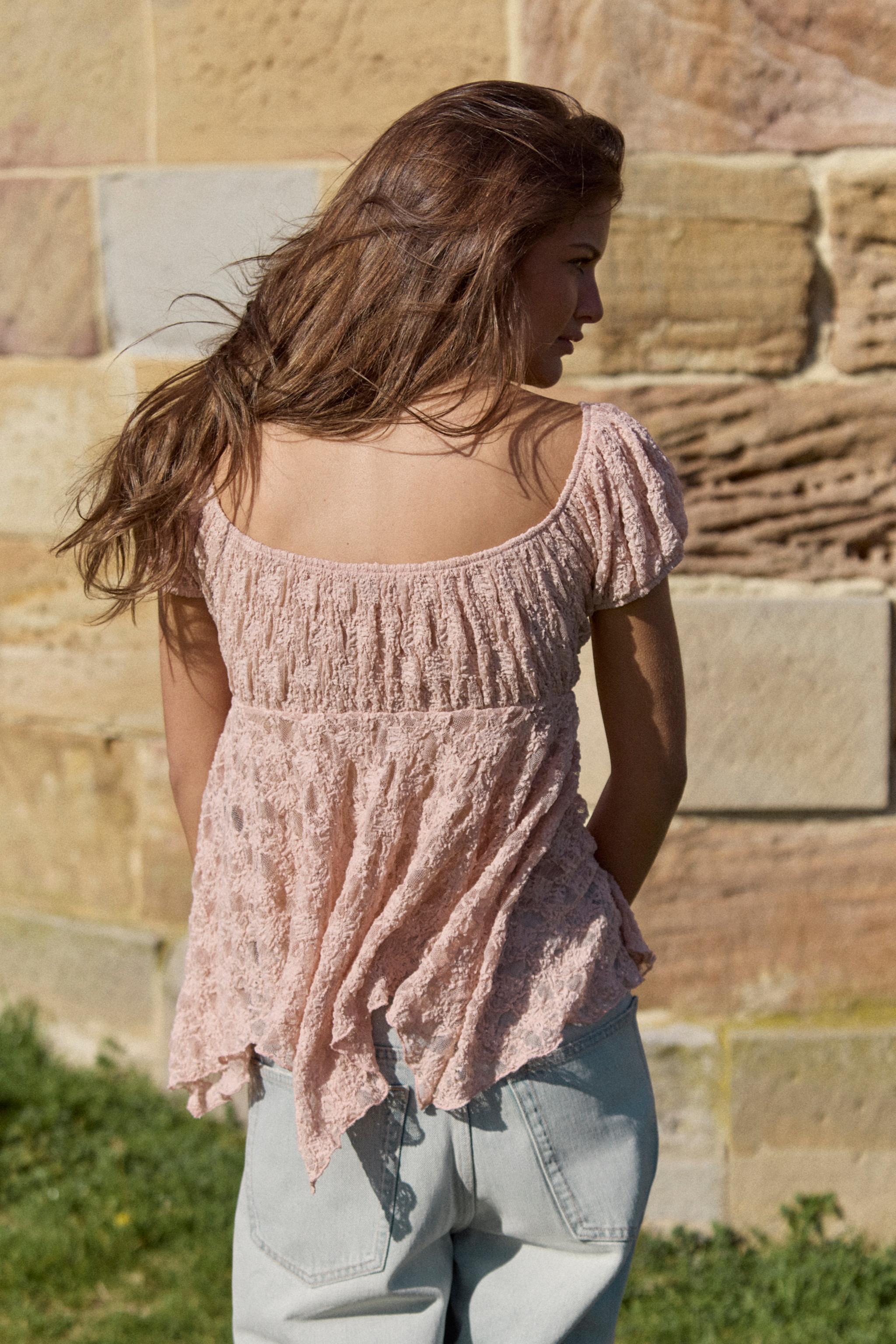 TOP ROMANTIQUE EN DENTELLE