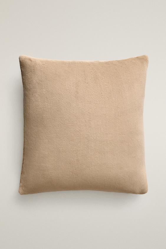 Zara Plain Faux Fur Throw Pillow Cover, цвет: Бежевый