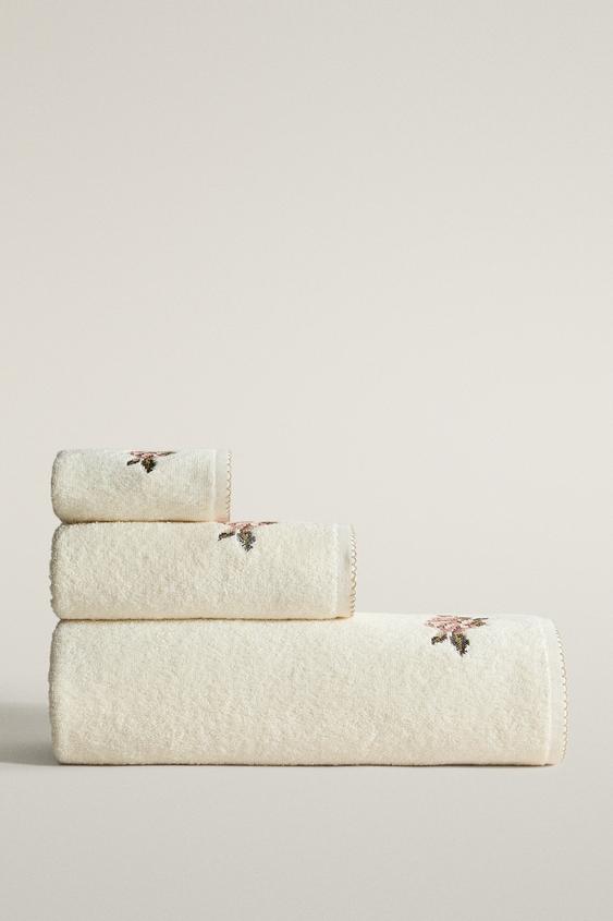 EMBROIDERED FLOWER COTTON BATH TOWEL (500 GSM) - Ivory by Zara - Image 0