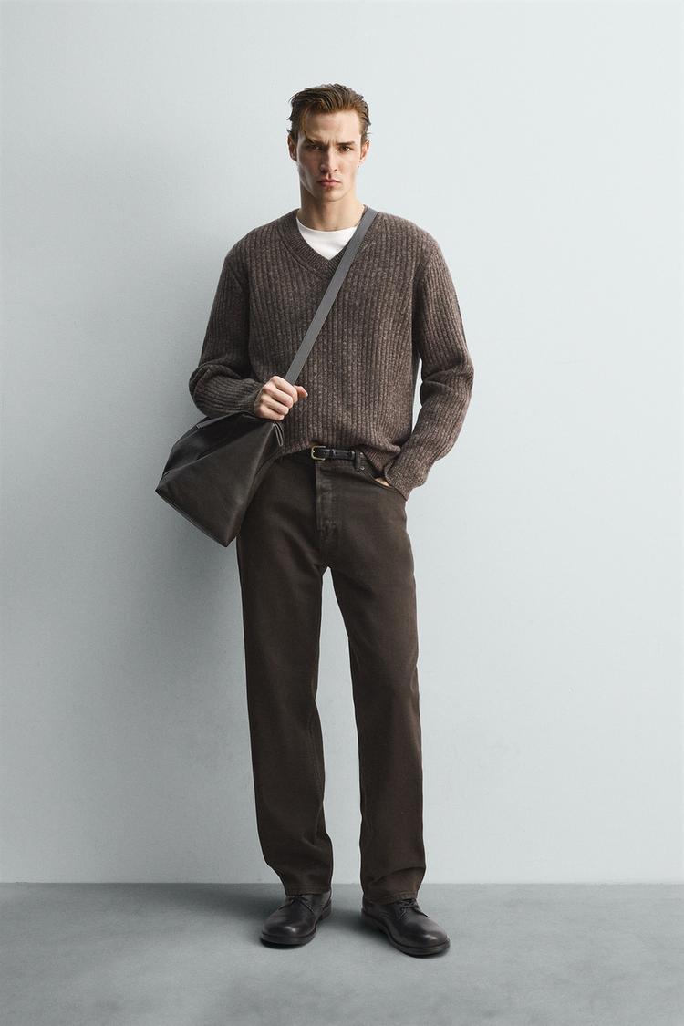 PULL COL EN V CANNELÉ ÉDITION LIMITÉE Marron ZARA Suisse