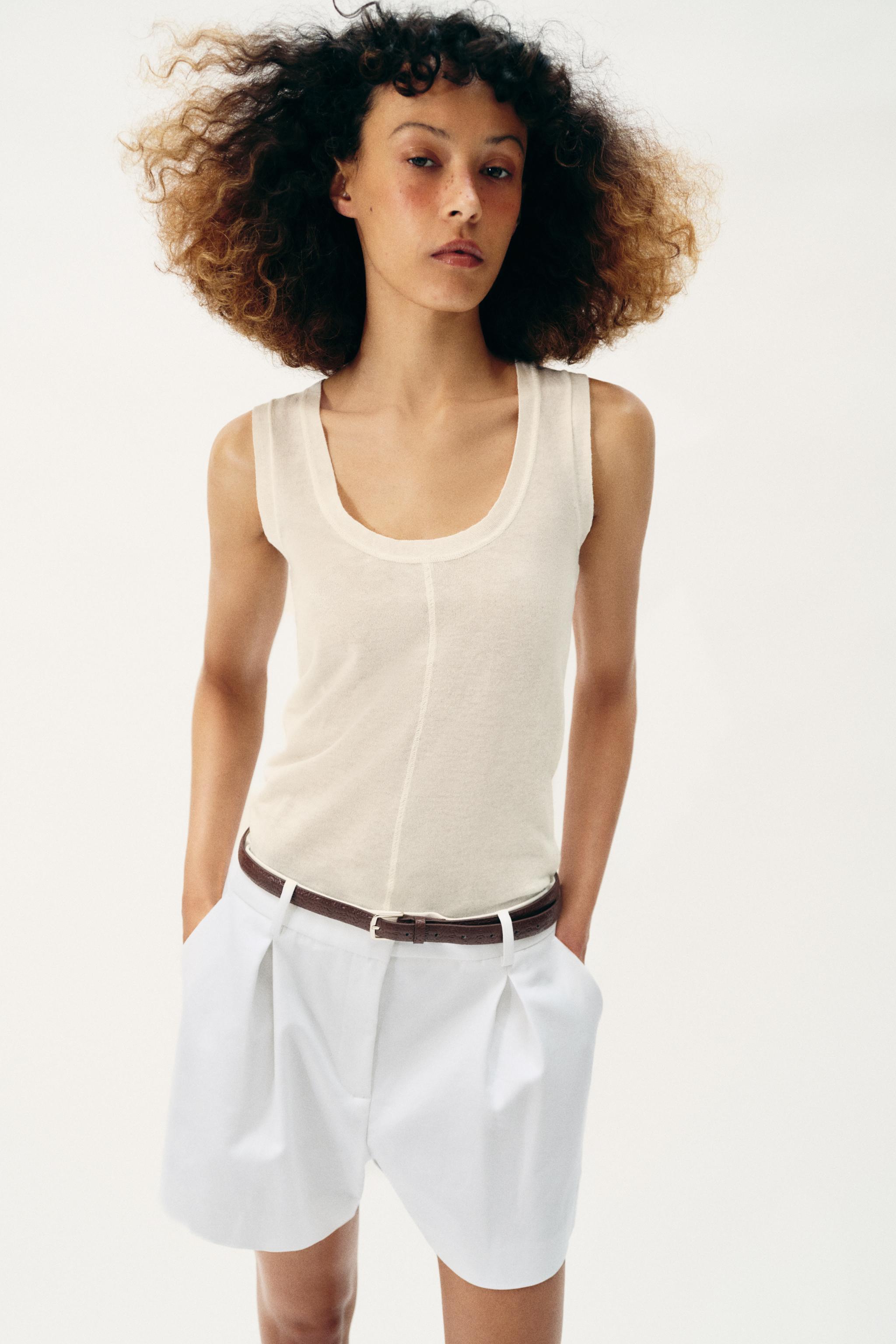 SHORT À PINCES ET CEINTURE