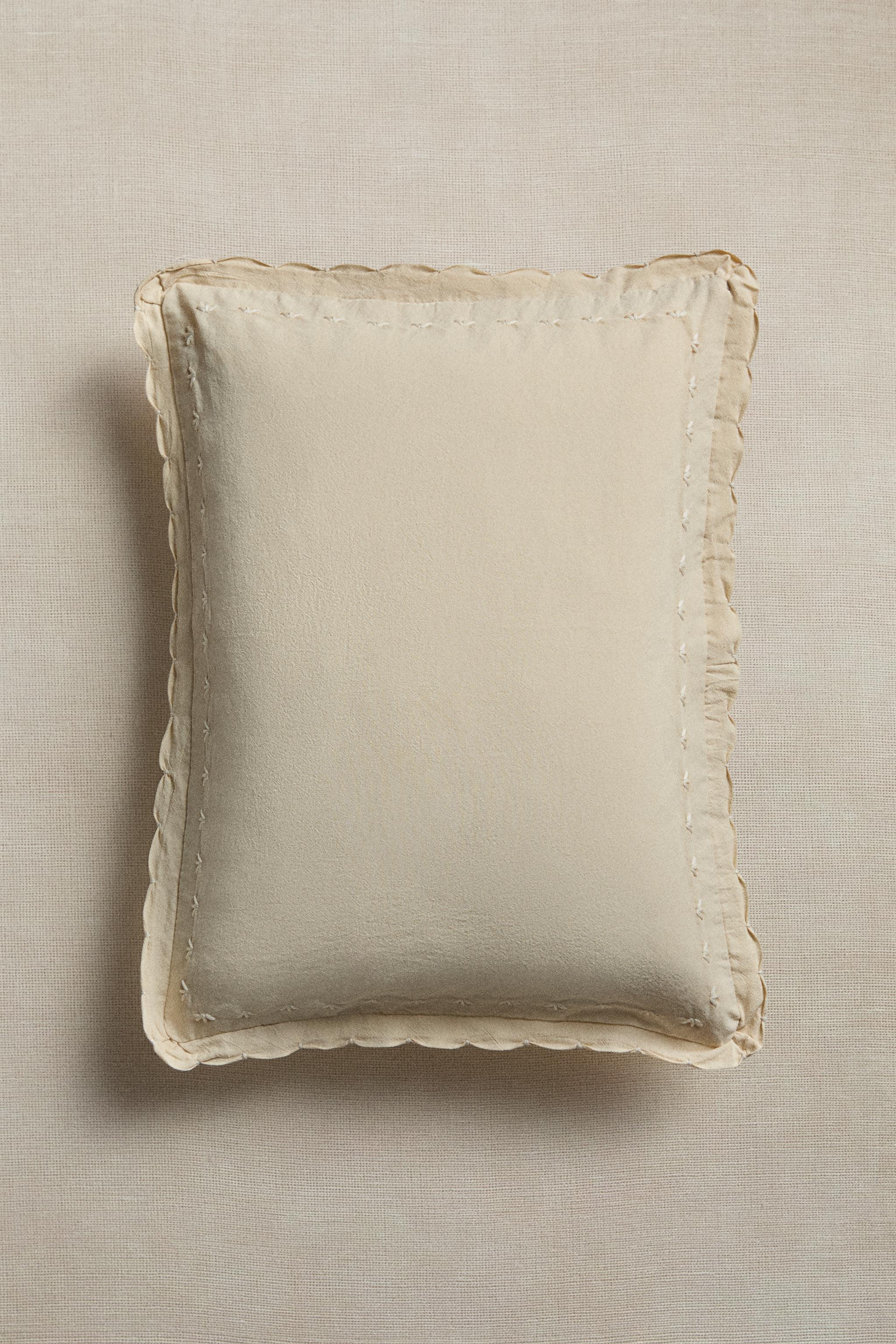 CHILDREN'S THROW PILLOW COVER WITH SCALLOPED EDGE