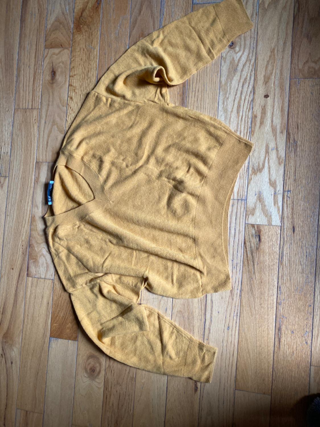 BASIC V-NECK KNIT SWEATER