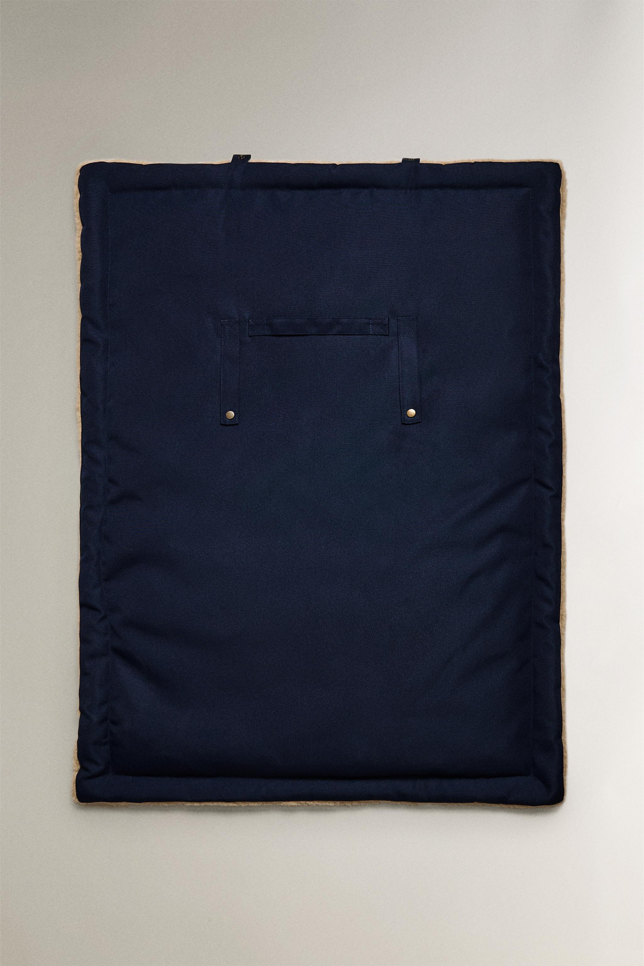 ROLL-UP PET FLOOR BLANKET