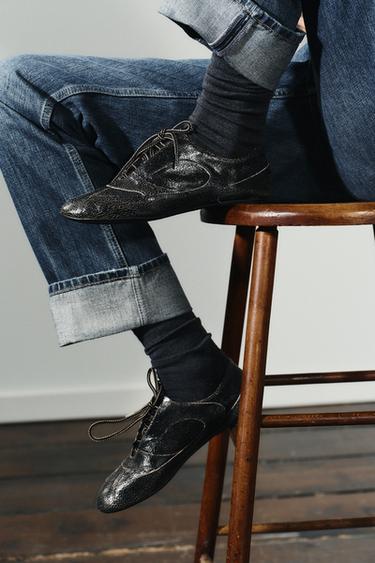 ZAPATO EFECTO DESGASTADO PIEL - Gris antracita de Zara - Imagen 0