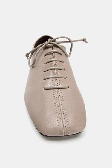 CHAUSSURES PLATES EN CUIR À LACETS - Gris taupe de Zara - Image 4