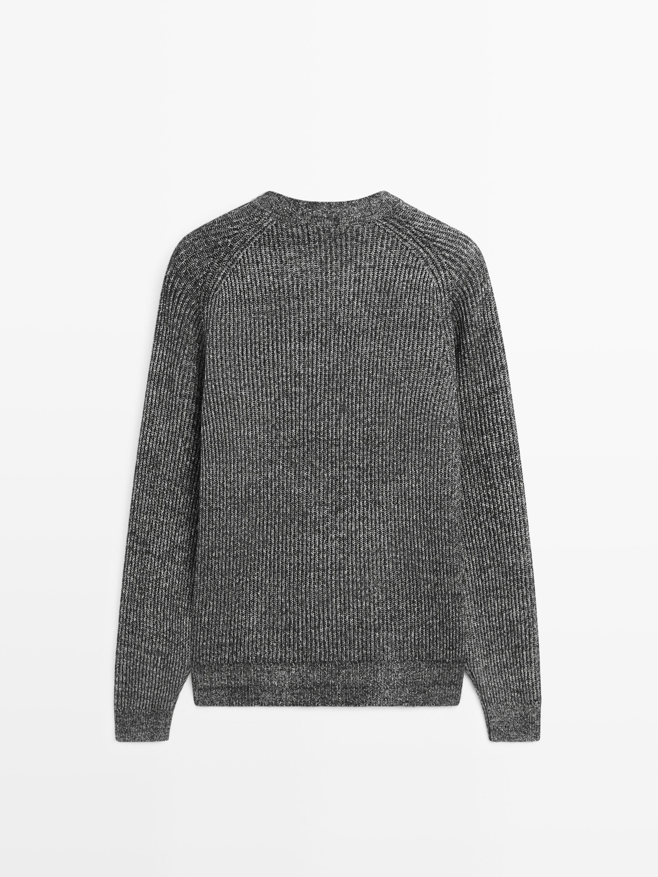 Two-tone knit sweater with raglan sleeves