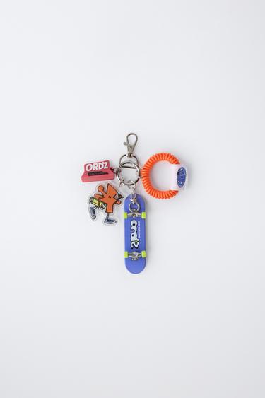 CHARM KEY RING - Black by Zara