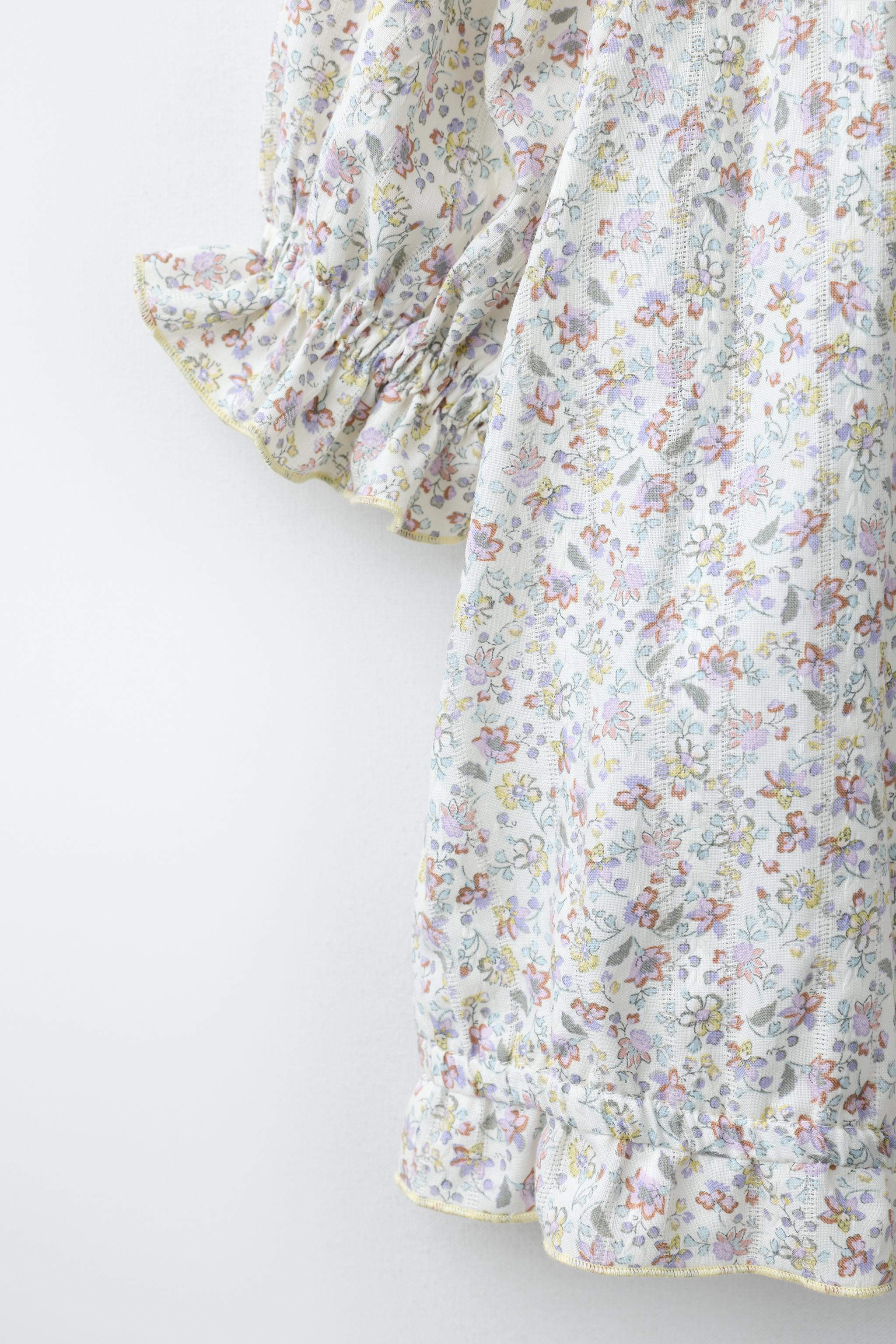 BLOUSE À PLIS NERVURÉS ET FLEURS