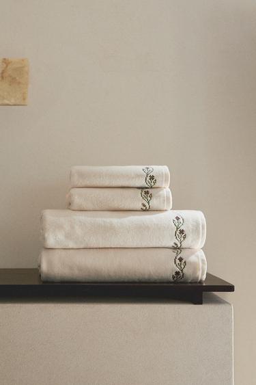 Zaras BRODERAD BADHANDDUK MED KORSSTYGN - Elfenben