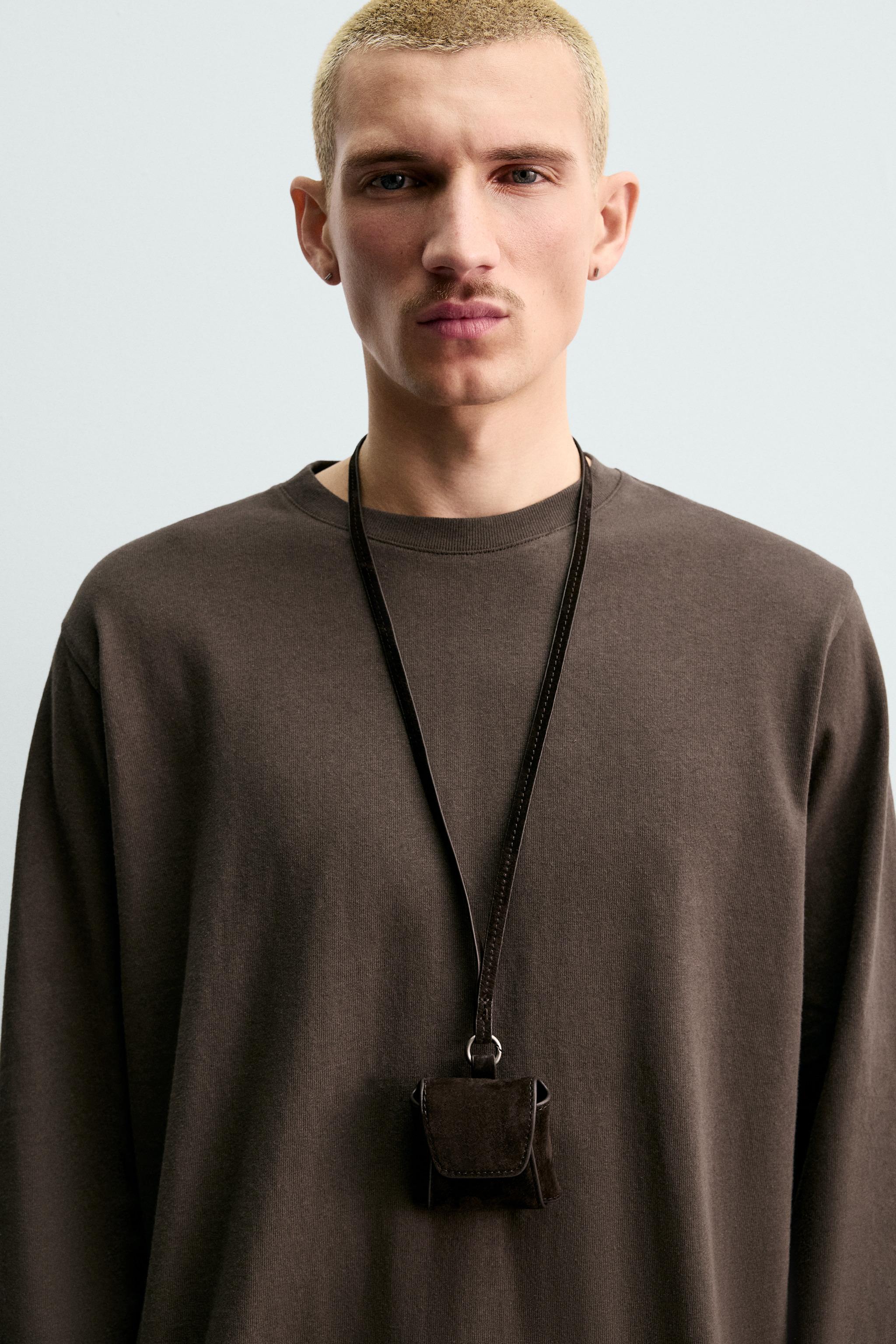 PORTE-ÉCOUTEURS EN CUIR AVEC PENDENTIF