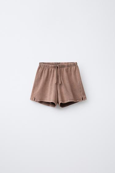 BERMUDA EFEITO LAVADO COM TACHAS - Castanho da Zara