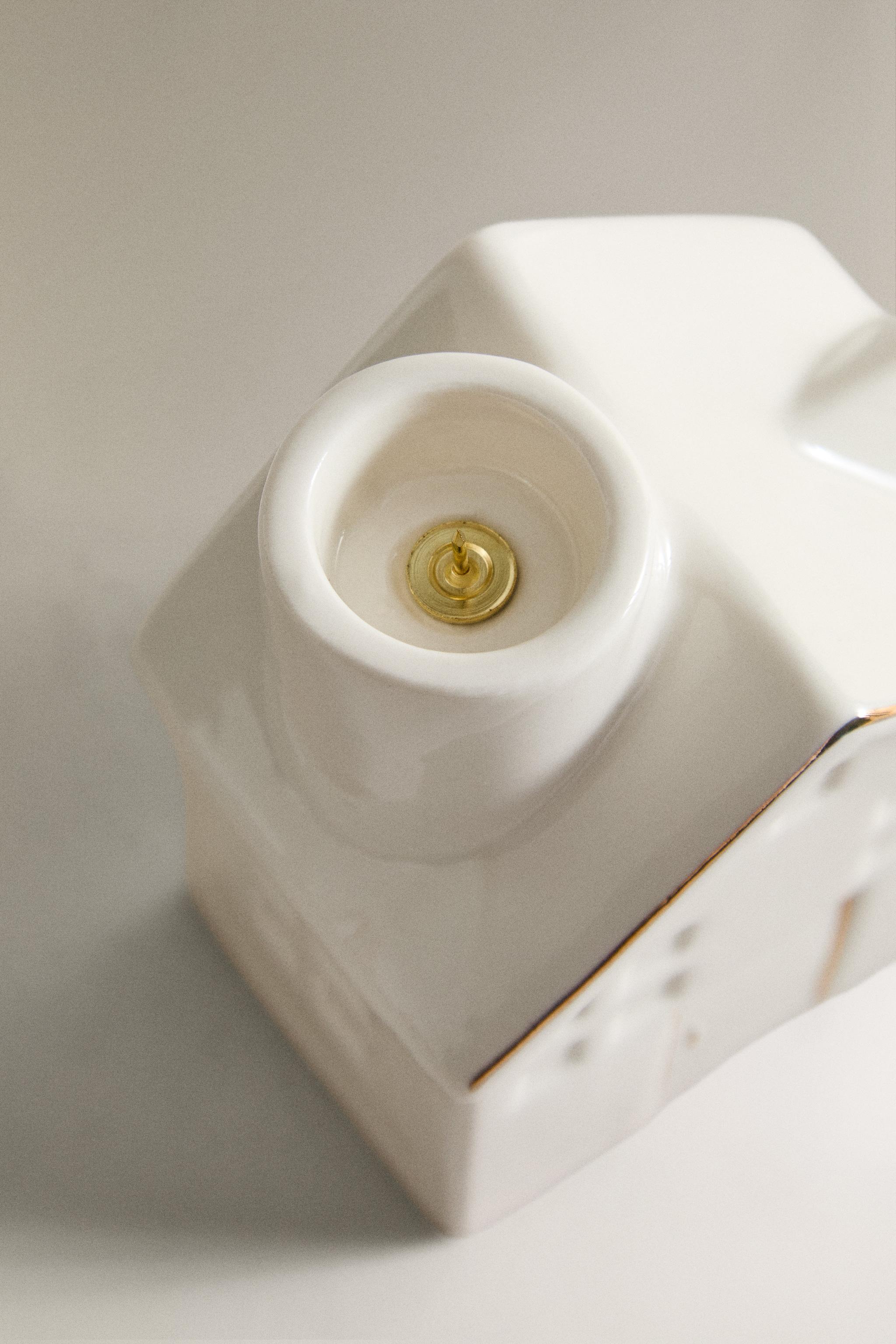 CERAMIC CHRISTMAS HOUSE TEALIGHT HOLDER