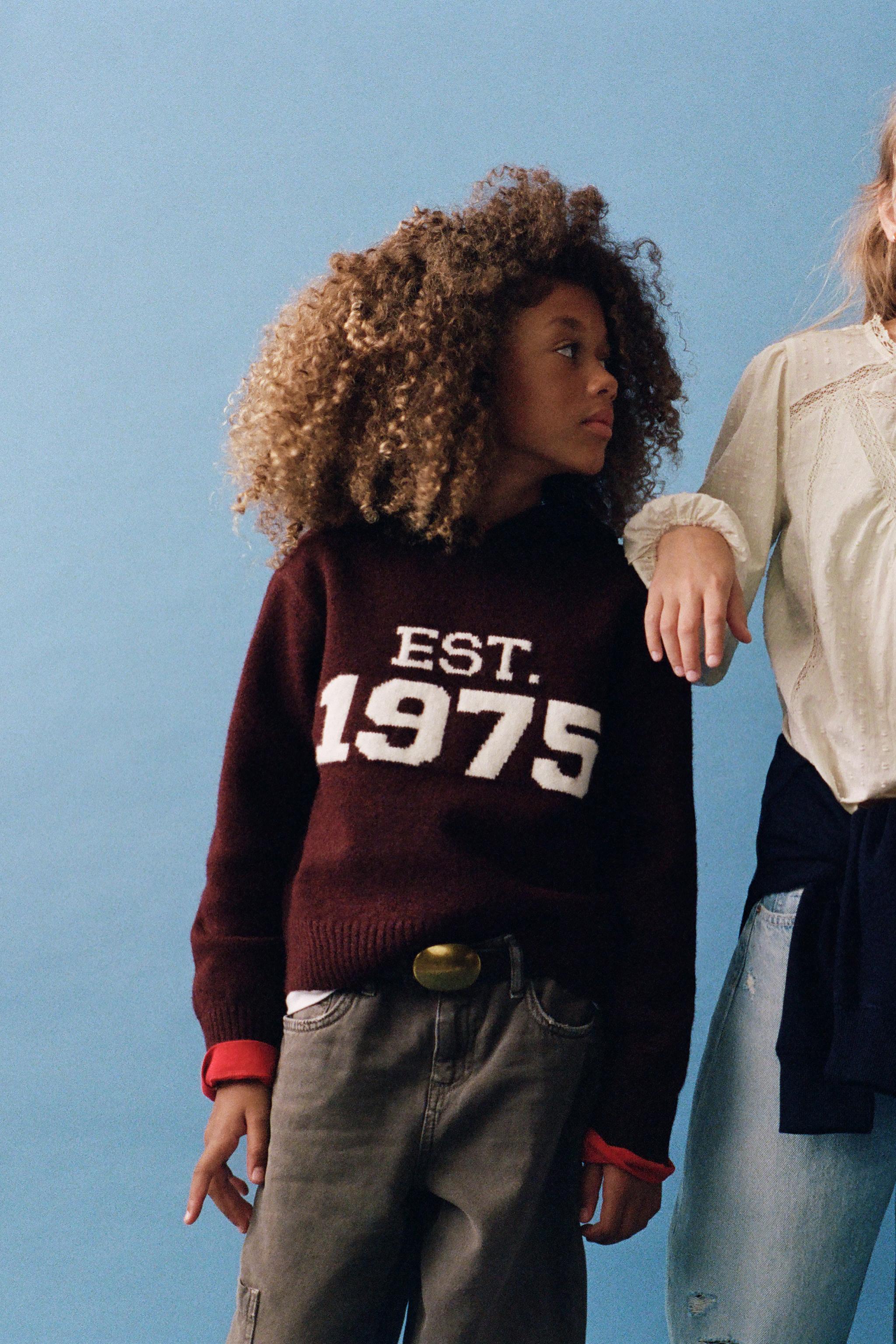 PULL EN MAILLE À CAPUCHE AVEC INSCRIPTION