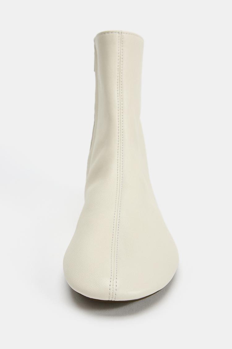 Botines planos de cuero suave 5