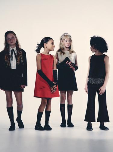 Қара іш киім мен шұлық киген қыз