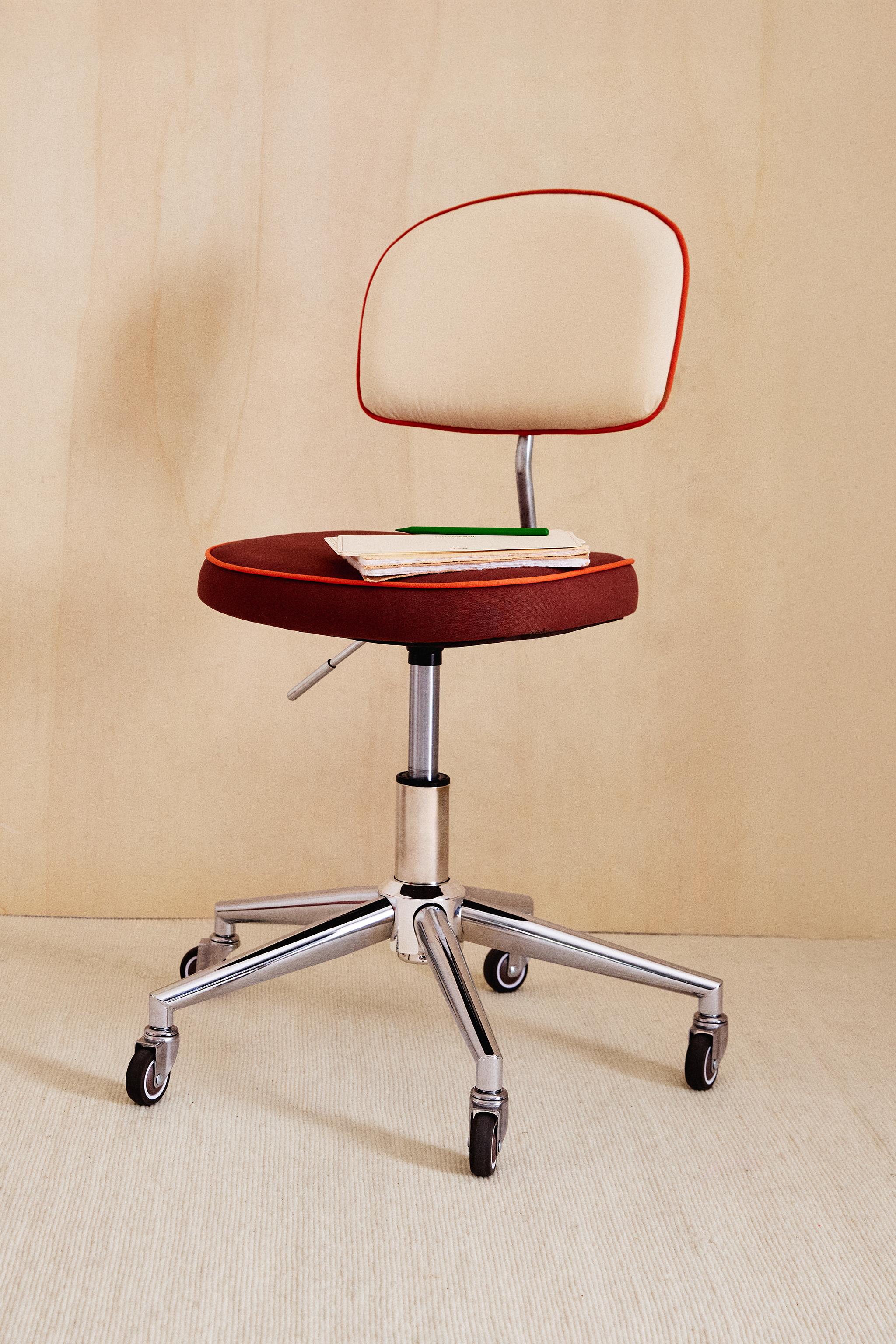 KIDS’ DESK CHAIR WITH PIPING AND WHEELS