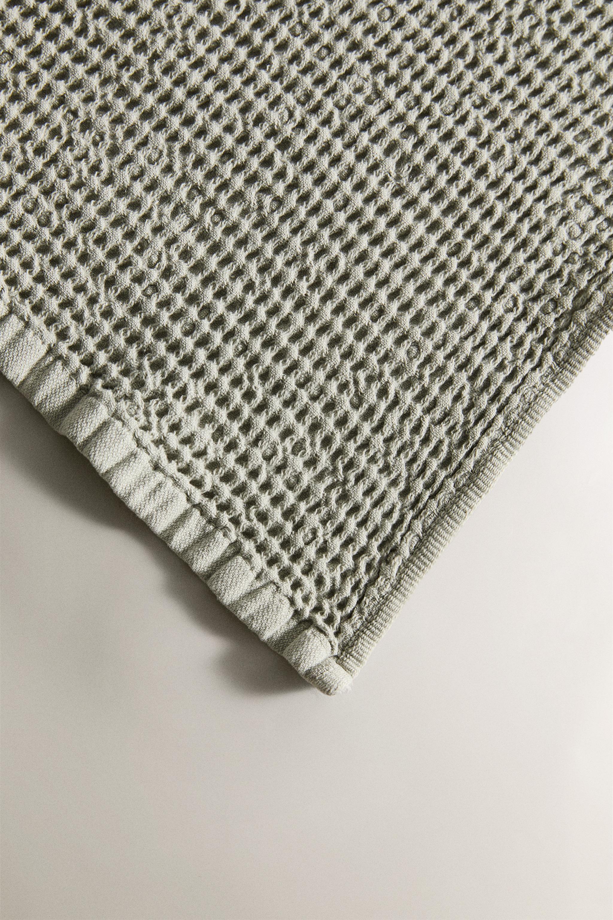 MINI WAFFLE-KNIT BATH TOWEL