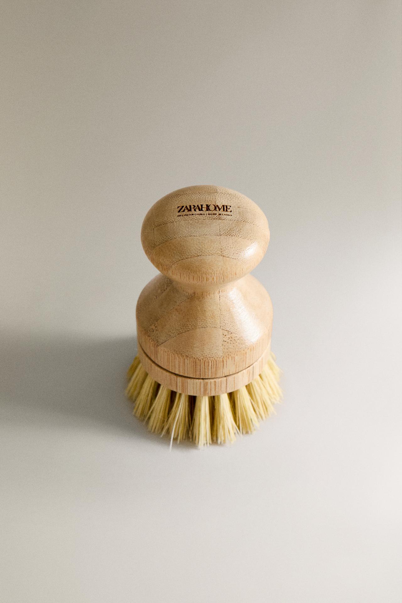 SMALL BRUSH WITH INTERCHANGEABLE BRISTLES — Light beige