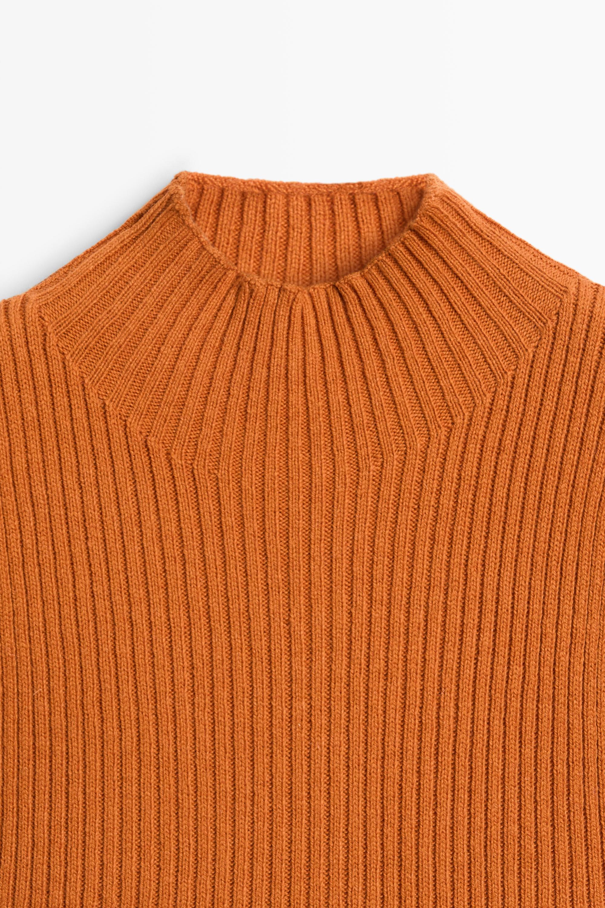 Ribbed turtleneck knit top
