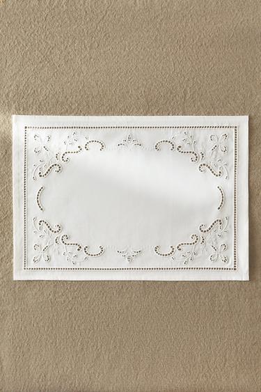 ヘムステッチと刺繍入り ランチョンマットホワイトZaraのヘムステッチと刺繍入り ランチョンマット - ホワイト