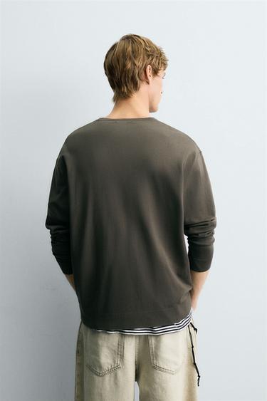 PULL BASIQUE À COL EN V - Marron de Zara - Image 2