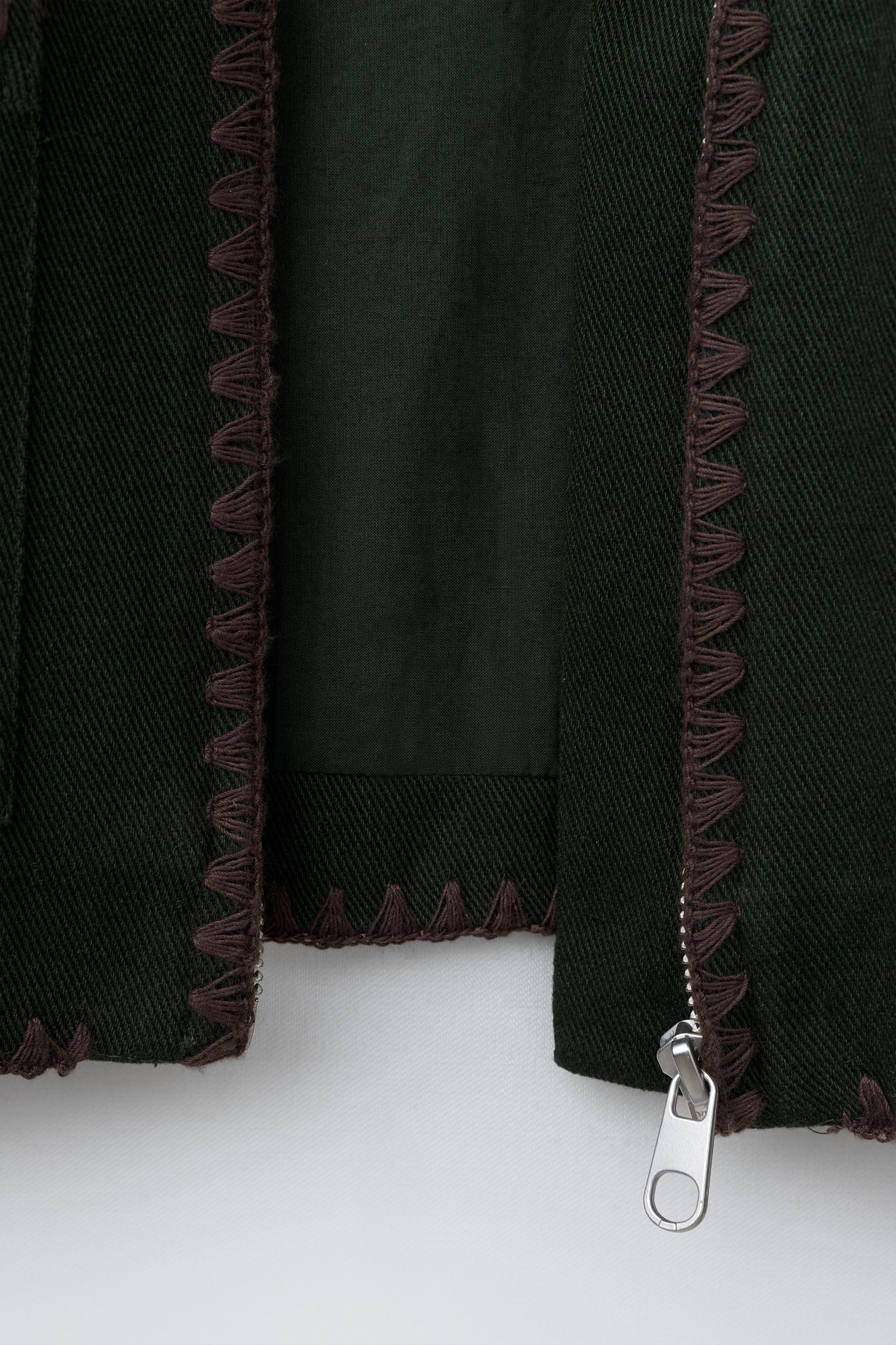 VESTE BRODERIES EN CONTRASTE