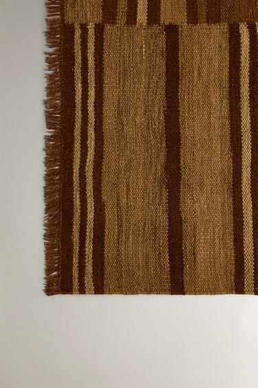 TAPIS RAYURES FRANGES - Marron de Zara - Image 1