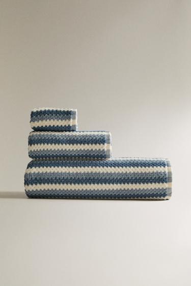 GEOMETRIC JACQUARD BATH TOWEL - Blues by Zara - Image 0