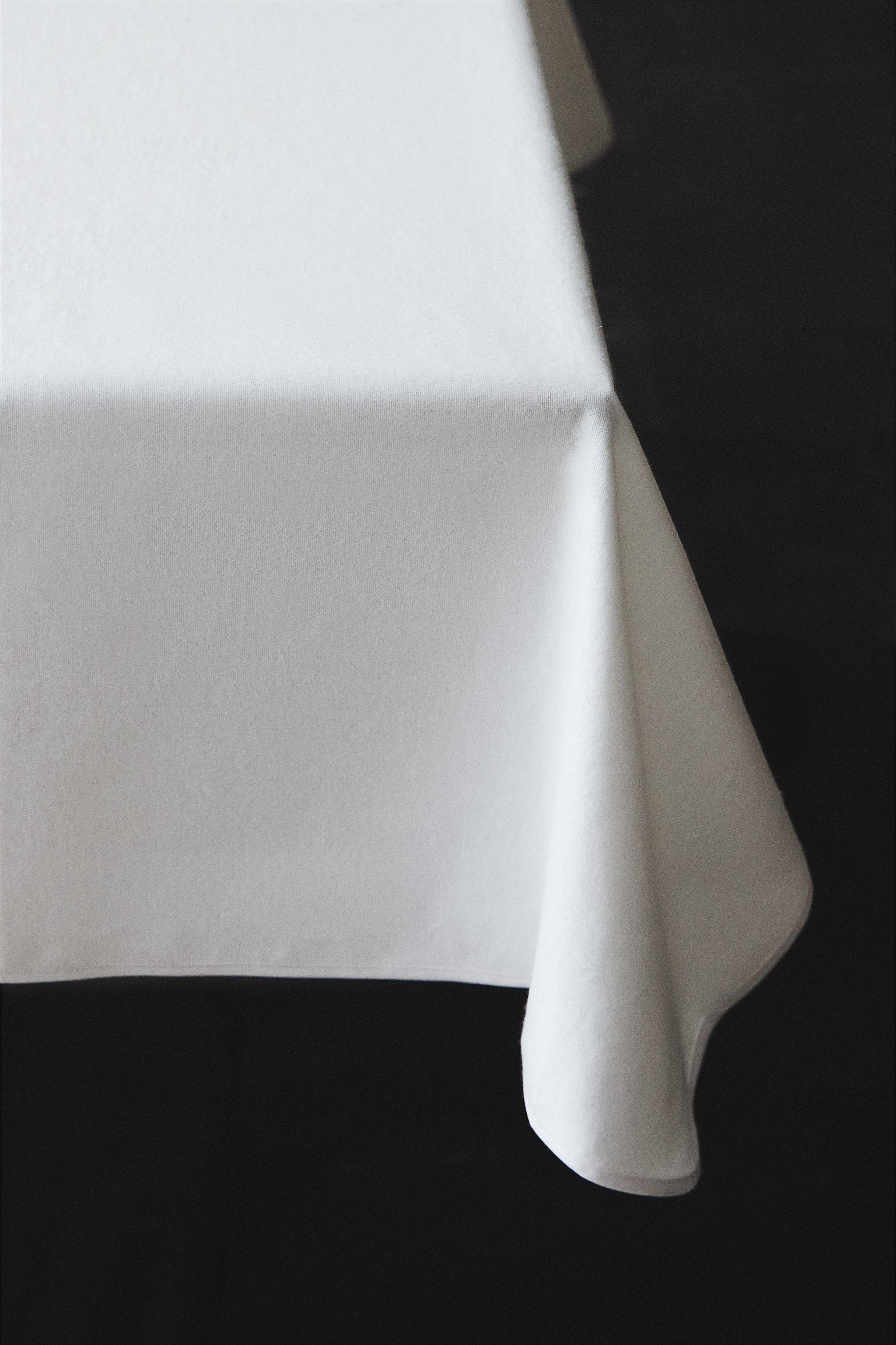 WATERPROOF TABLE PROTECTOR — White