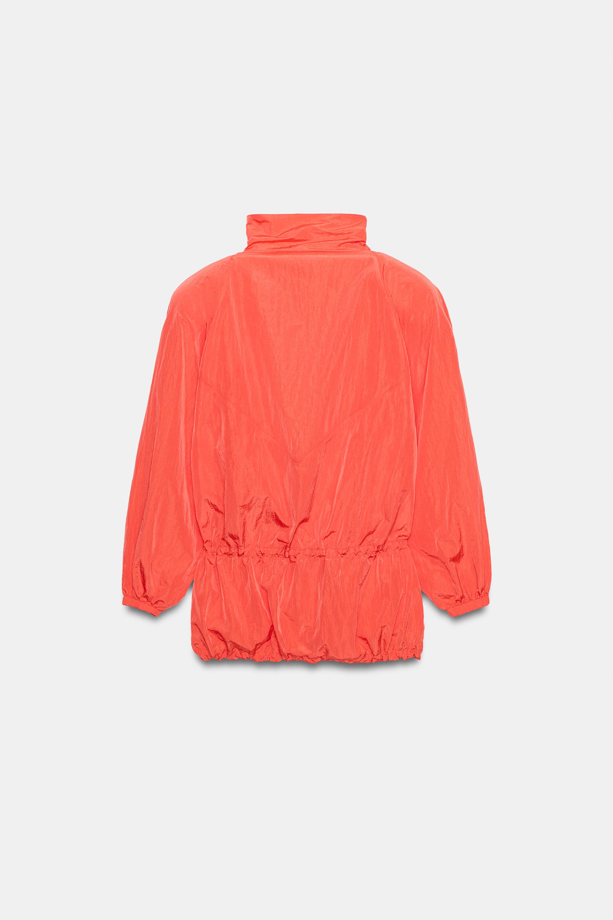 Женские куртки Zara TECHNICAL FABRIC SHOULDER PAD ZIP JACKET — фото 7