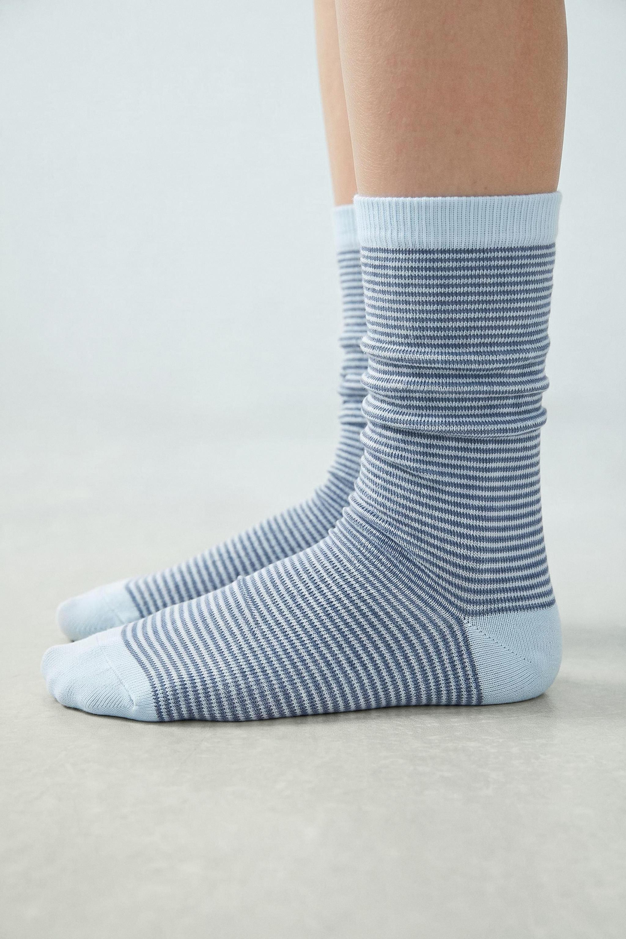 LOT DE CINQ PAIRES CHAUSSETTES HAUTES À RAYURES ET UNIES