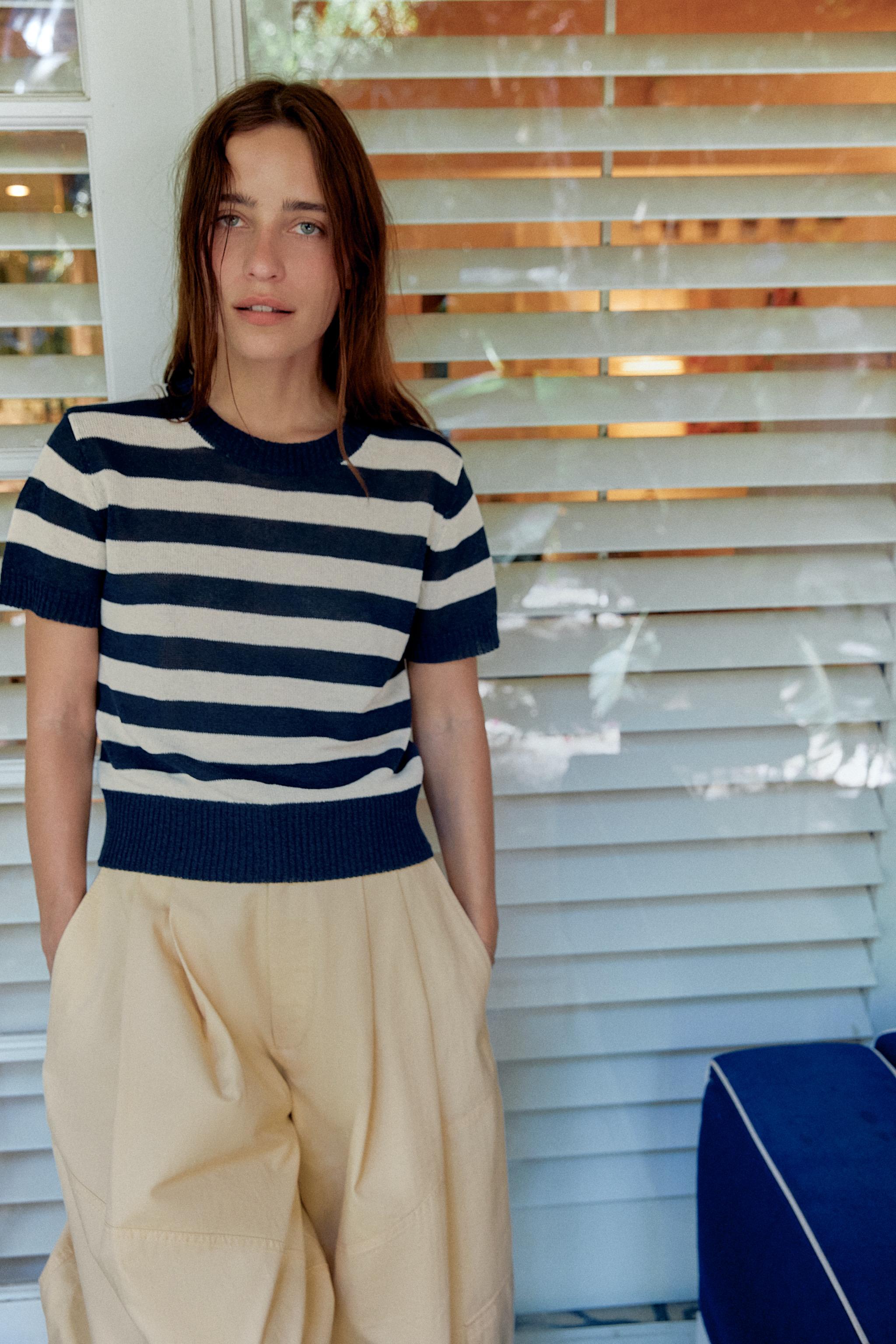 SHORT SLEEVE KNIT TOP — striped