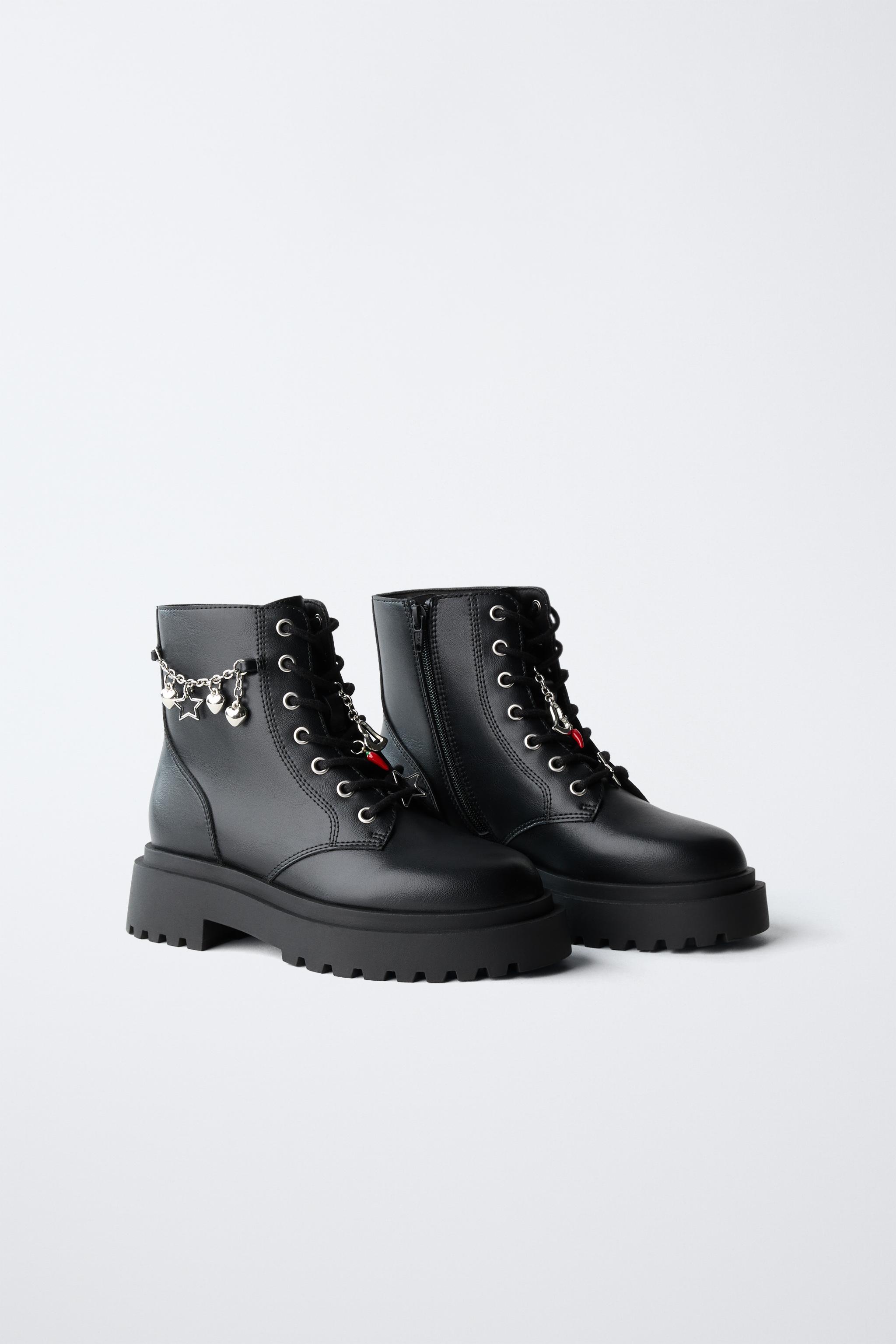 チャーム付きレースアップアンクルブーツ - ブラック | ZARA Japan / 日本