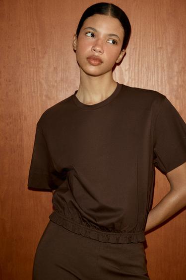 T-SHIRT À FRONCES AU BAS - Marron foncé de Zara - Image 2