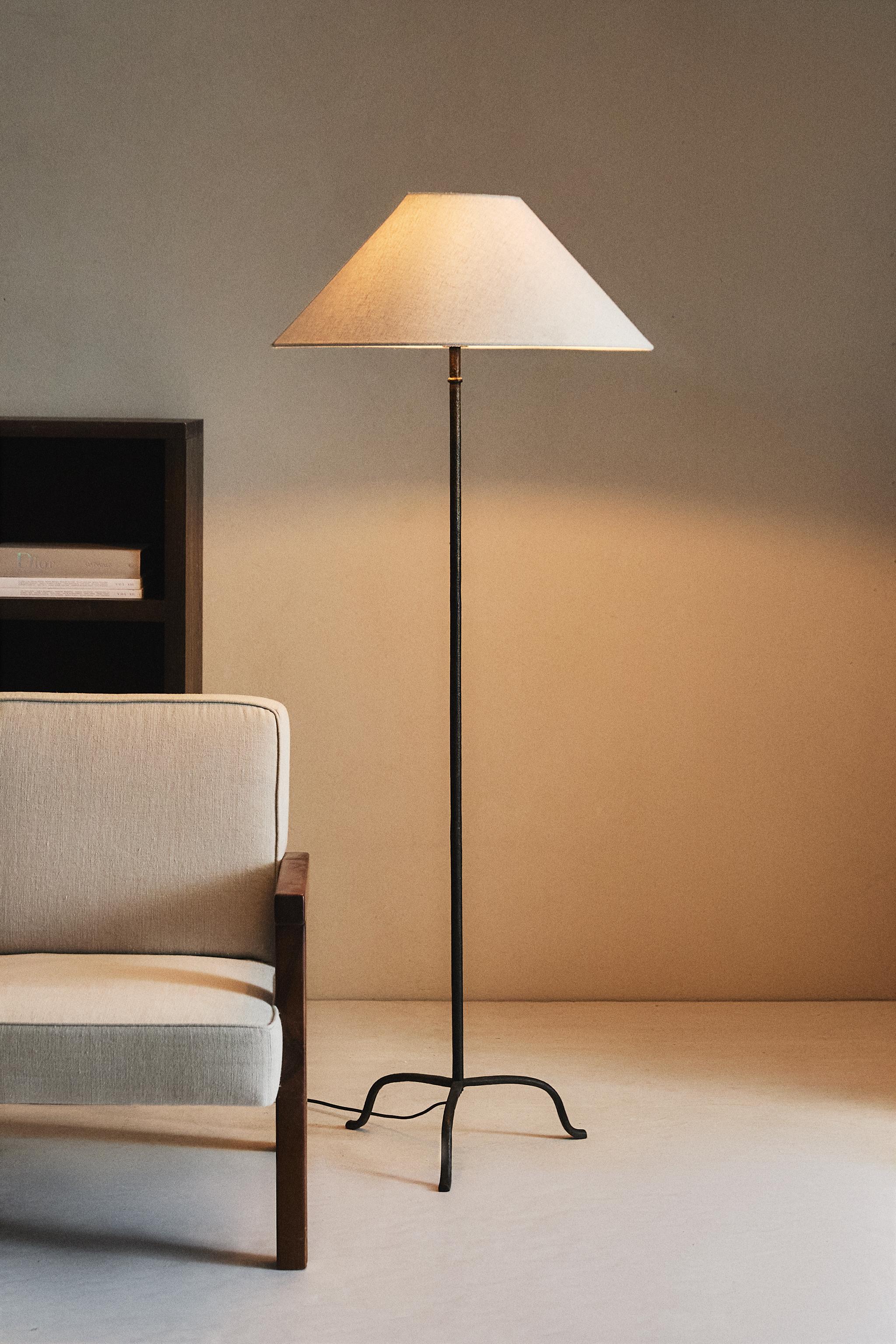 TRIPOD BASE FLOOR LAMP
