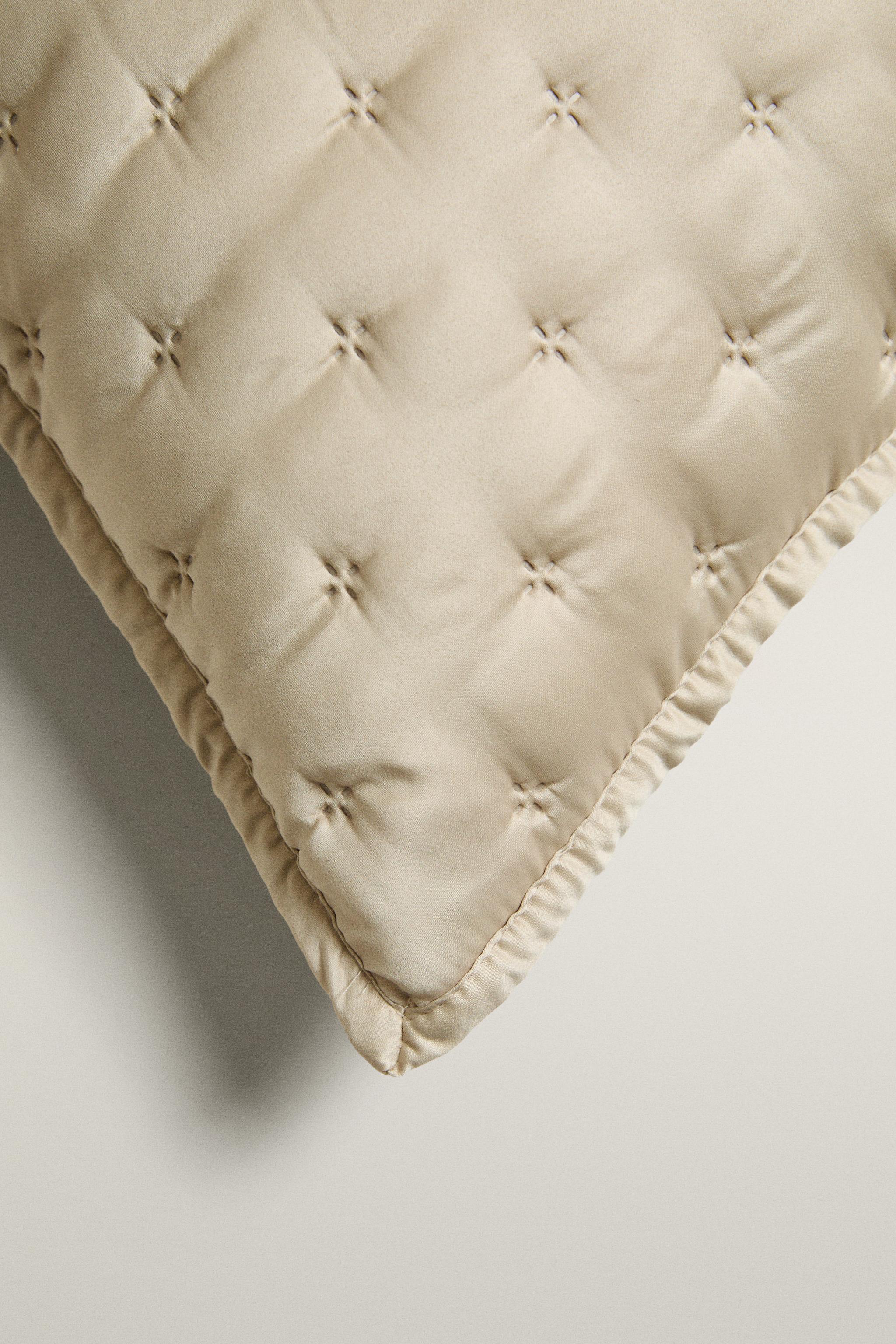 PLAIN SATEEN PILLOW SHAM FOR QUILT WITH KNOTS