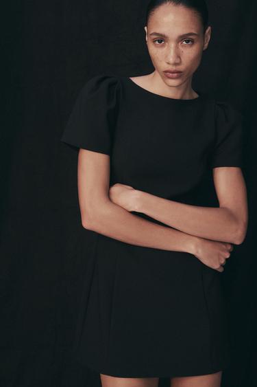 VESTIDO CORTO LISO - Negro de Zara