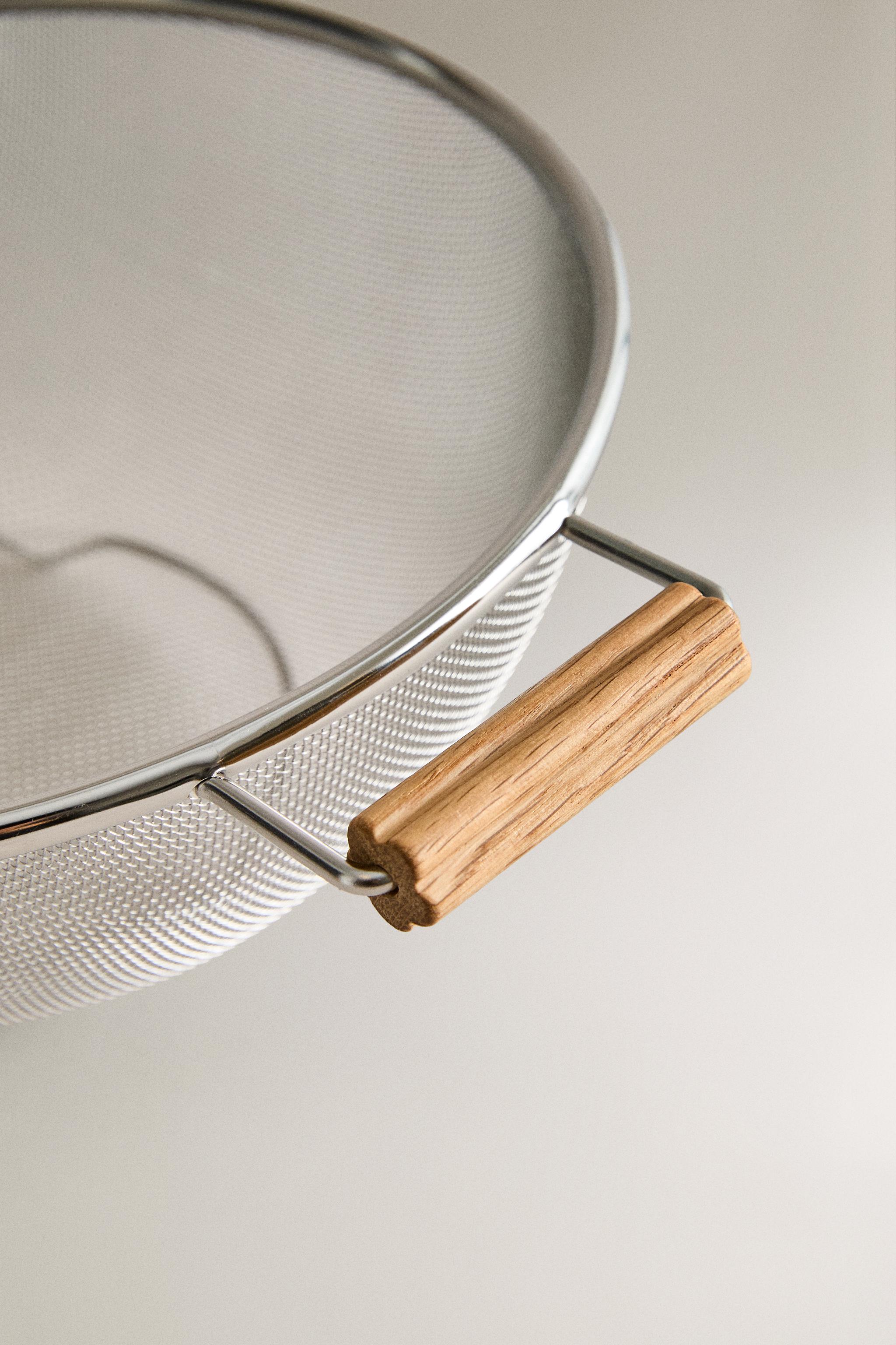 KITCHEN COLANDER WITH WOODEN HANDLES — Steel